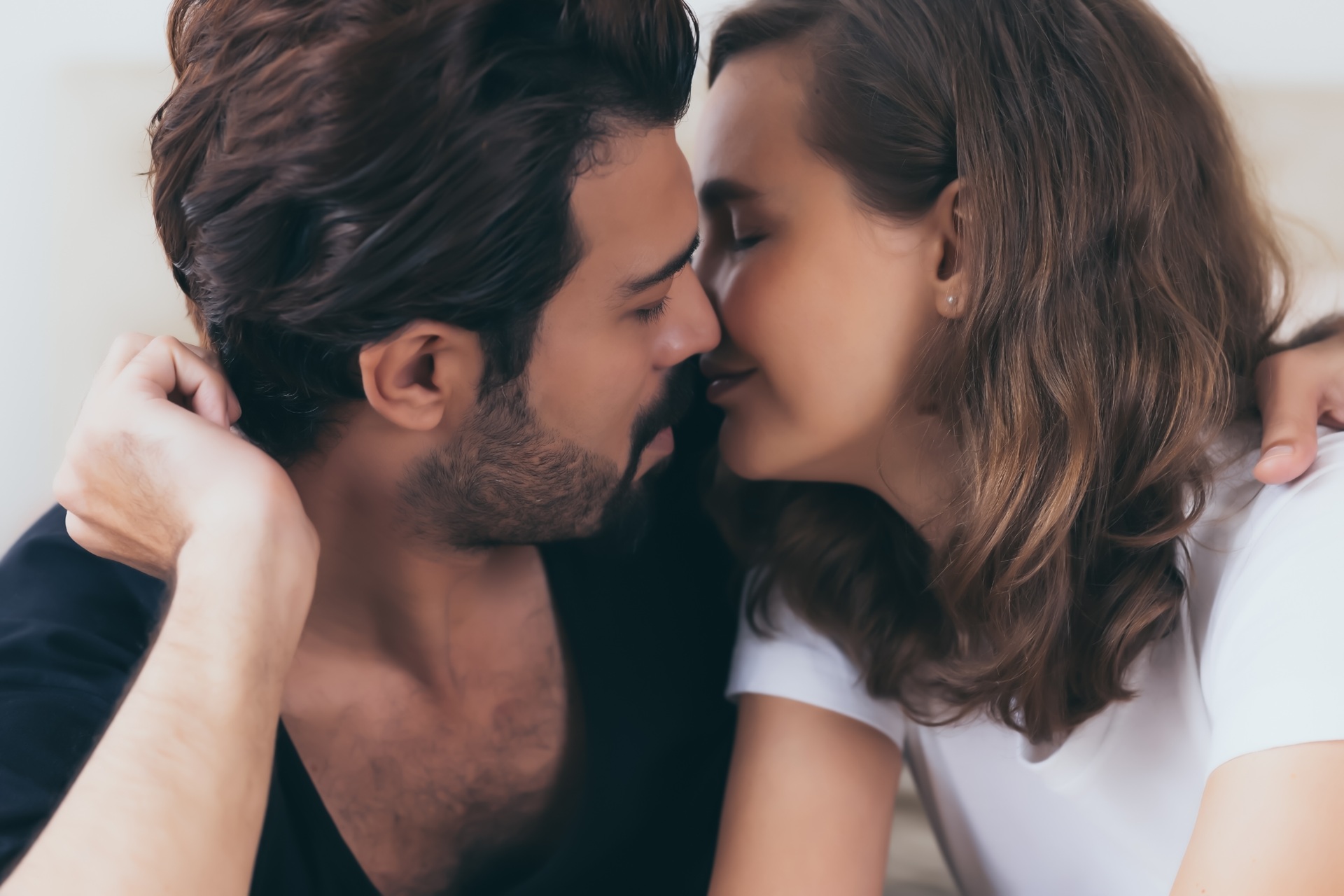 Leidenschaftlicher Kuss eines Paares | Escort Hamburg